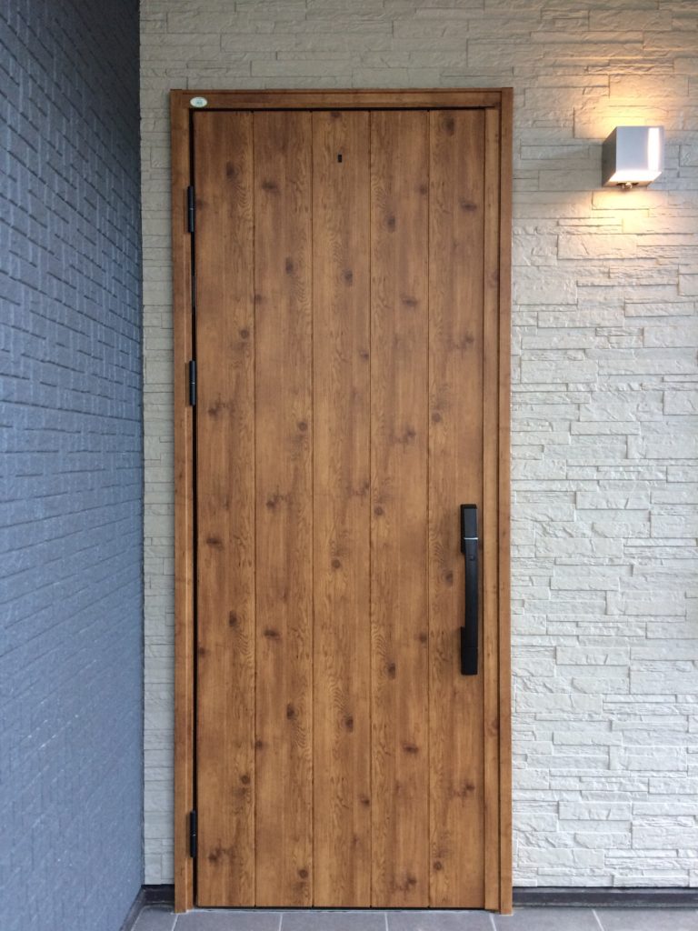 玄関ドアのおすすめなメーカーはどこ オシャレなデザインと色の選び方 イエタテログ